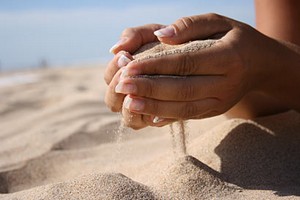 Vielen rinnt die Zeit wie Sand durch die Hände.