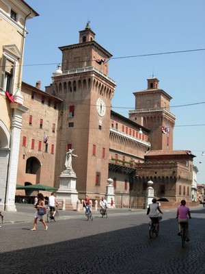 Das Stadtbild Ferraras wird von einer mächtigen Burganlage, dem früheren Sitz der Este, beherrscht.