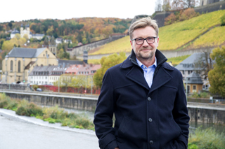 Achim Könneke hat das  Würzburger Bündnis KlimaKultur  ausgerufen und will mit der Stadt als  Unterstützer grünes Theater etablieren.
