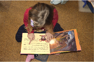 Vorlesen ist im Kinderhaus St. Albert eine Selbstverständlichkeit. Am Leporello-Überraschungstag durften die Jungen und Mädchen ausgiebig selbst stöbern.